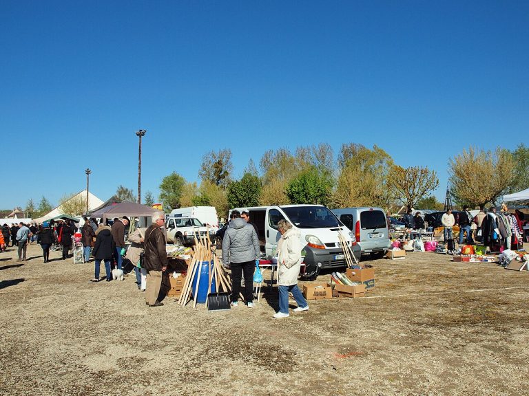 Stands d'une brocante / vide-grenier