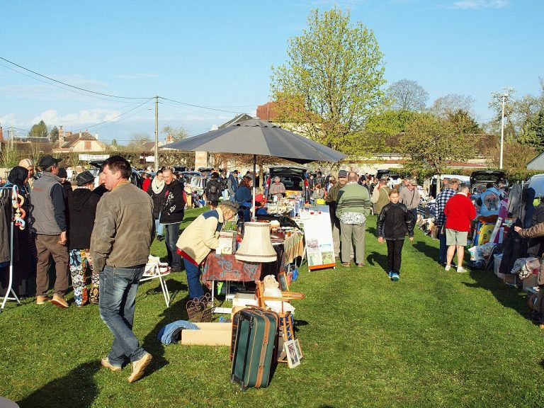 Stands d'une brocante / vide-grenier