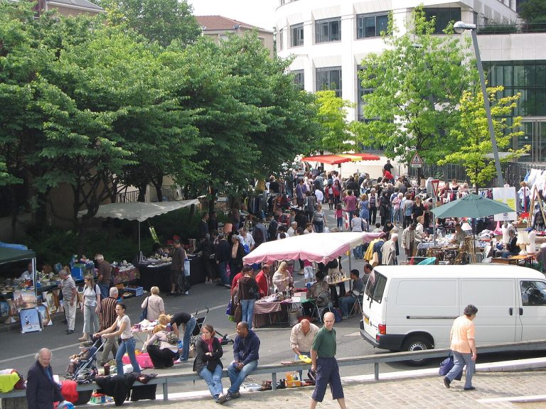Stands d'une brocante / vide-grenier