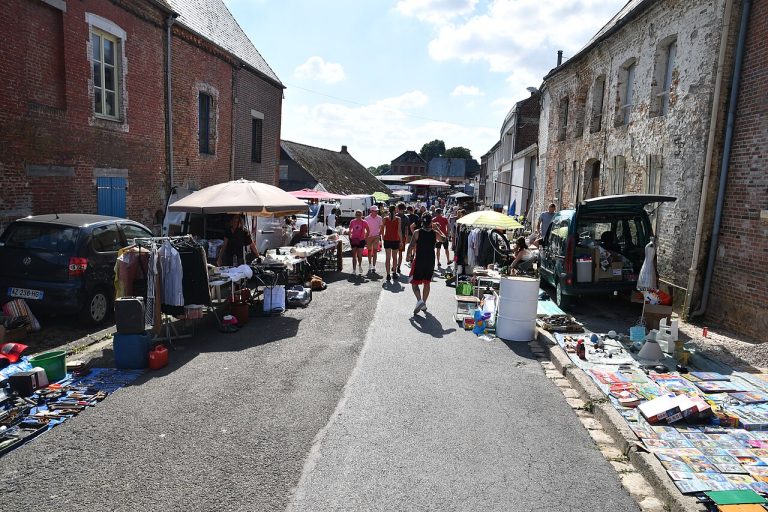 Stands d'une brocante / vide-grenier