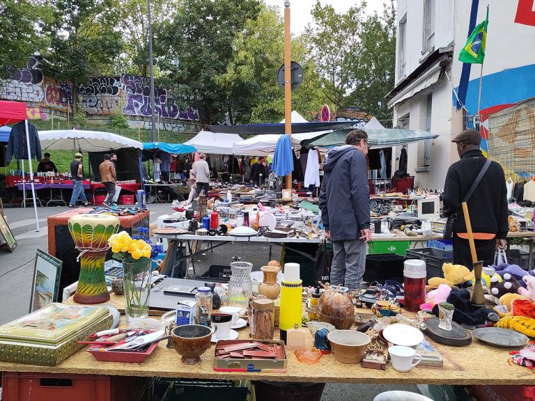 Stands d'une brocante / vide-grenier